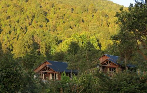 a log cabin in the middle of a mountain at Cabañas Alto Caburgua in Caburgua