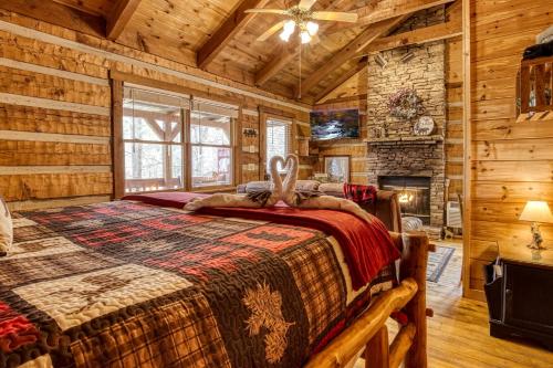 a bedroom with a bed in a log cabin at Bearadise in Townsend