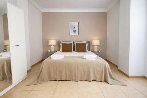 a bedroom with a large bed with two pillows at Magnifique appartement 3 pièces à Hydra in Hydra