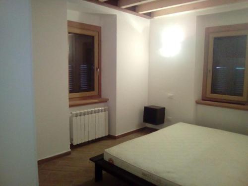 スピアッツォにあるResidenza IMM.Rの白い部屋(ベッド1台、窓2つ付)