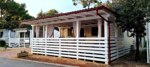 a small white house with a red roof at Mobilheim Coco in Biograd na Moru