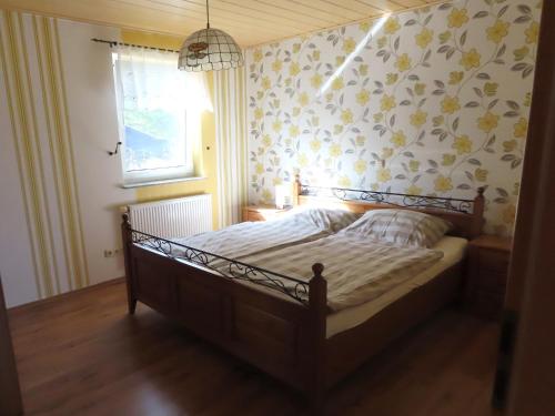 a bedroom with a bed with a flowery wallpaper at Ferienhof Oldach in Bacharach