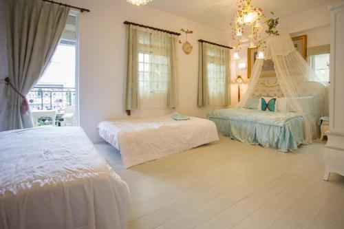 - une chambre avec 2 lits et un lustre dans l'établissement Alicegarden Homestay, à Taïtung