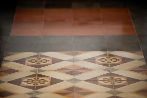 a tiled floor with four circles on it at Casa Majore in Chiaramonte Gulfi