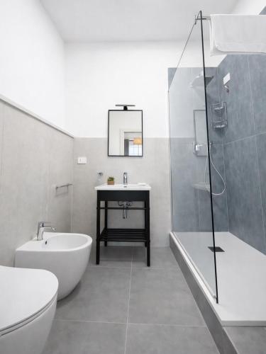 a bathroom with a tub and a sink and a toilet at Saludu Boutique in Porto Torres