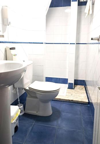 a bathroom with a toilet and a sink at Casa cubo in Alhama de Granada