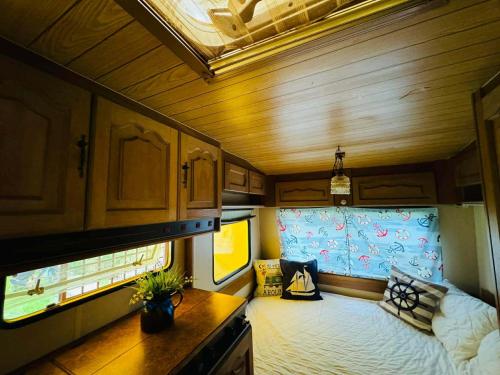a small room with a bed in a train car at Dębowy zakątek camping in Pobierowo