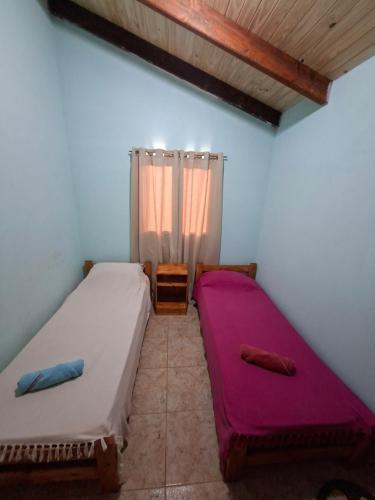 a bedroom with two beds and a window at Su Escapada Perfecta in Ruiz de Montoya