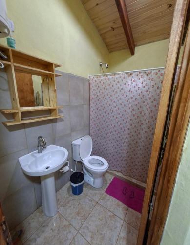 a bathroom with a toilet and a sink at Su Escapada Perfecta in Ruiz de Montoya