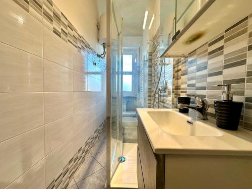 Chic Studio con Cucina Indipendente e Terrazzino
