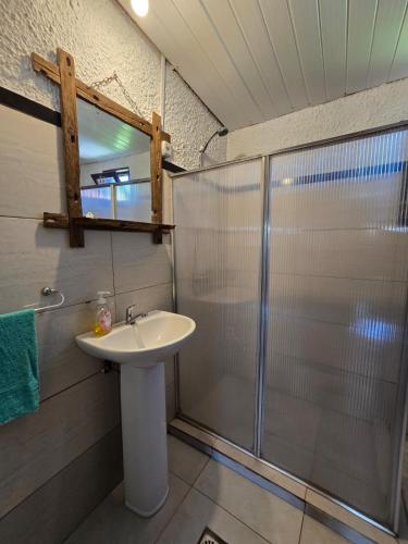 a bathroom with a sink and a shower at Maridalba 1 in La Coronilla