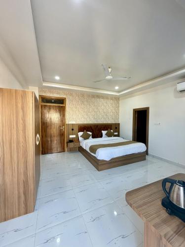a large bedroom with a large bed in a room at Shri Prem Sharnam - By The Aureo Hotels in Vrindāvan