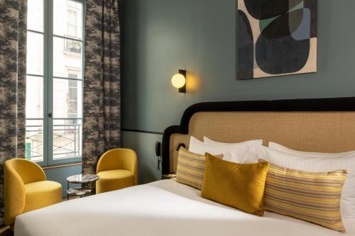 a hotel room with a bed and a window at Hôtel le 6 Tiquetonne in Paris