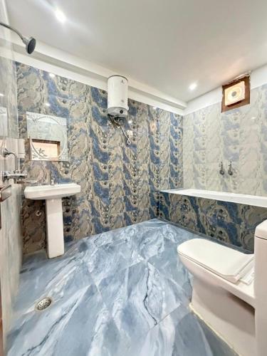 a bathroom with a blue marble floor and a sink at Shri Prem Sharnam - By The Aureo Hotels in Vrindāvan