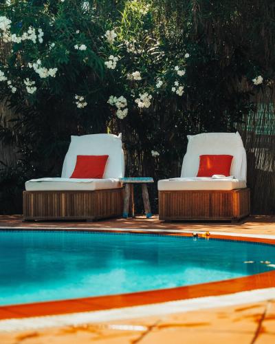 zwei Stühle neben einem Schwimmbecken in der Unterkunft Yonca Lodge in Fethiye