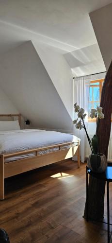 a bedroom with a bed and a window at Gästehaus 22 am Klostergarten in Rehna