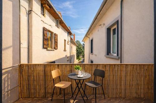 a patio with a table and chairs on a balcony at Studio cosy avec extérieur CHU in La Tronche
