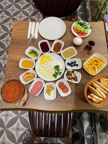 un tavolo con molti tipi diversi di cibo su di esso di Constantinopolis Hotel a Istanbul