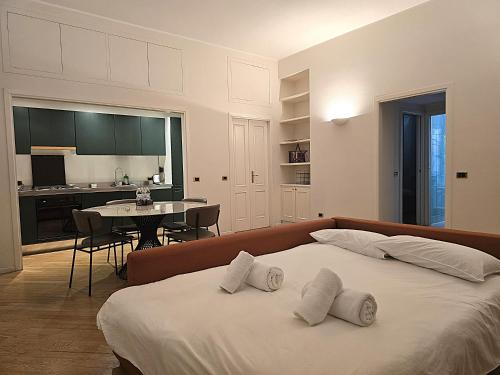 YR Apartments - Duca D'Aosta - 3 Min Walk to Central Station