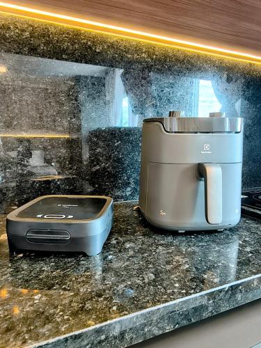 a toaster sitting on top of a kitchen counter at 1106 - Vila Germânica in Blumenau