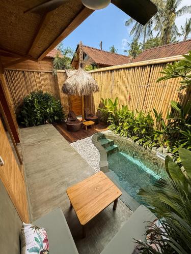 a backyard with a pool and a wooden fence at Villa Naka - Gili Trawangan - Traditional Villa & Private pool in Gili Trawangan