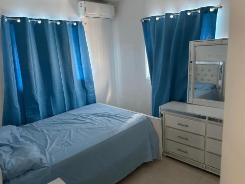 ein Schlafzimmer mit einem Bett, einer Kommode und einem Spiegel in der Unterkunft La marquesa in Los Paredones