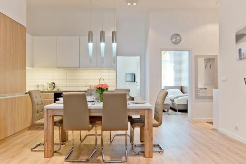 a kitchen and dining room with a table and chairs at Apartamenty4you - Apartamenty Atlantic in Sopot