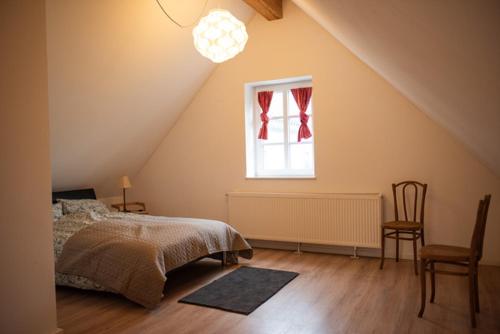 a bedroom with a bed and a window at Alte Schreinerei in Steffeln