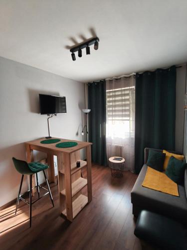 un soggiorno con un tavolo e un divano di Two Rivers Apartment a Belgrado
