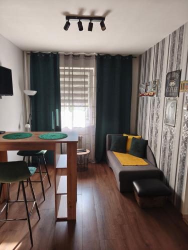 Llit o llits en una habitació de Two Rivers Apartment