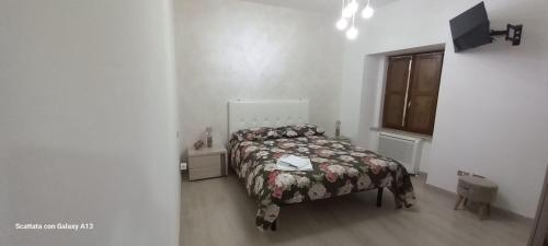 a small bedroom with a bed in a room at Kylix Home in Campobasso