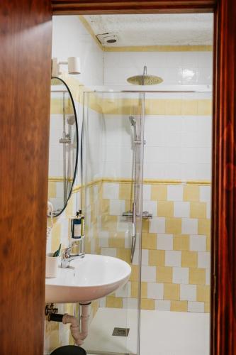 a bathroom with a sink and a shower at Cuevas El Atochal Orígenes in Gor