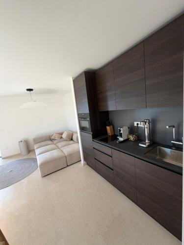 Villa Čapula - Modern Apartment with Sea View and Parking, Marušići