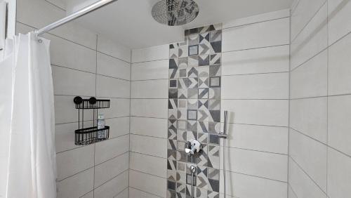 a bathroom with a shower with a shower curtain at Studio - Charmant, Gemütlich & Zentral in Landsberg am Lech