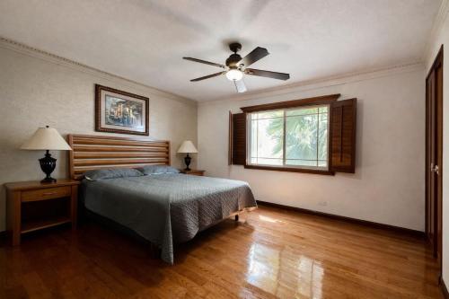 a bedroom with a bed and a ceiling fan at Arroyos del Paraíso Residencial Suite B in Manuel F. Martínez