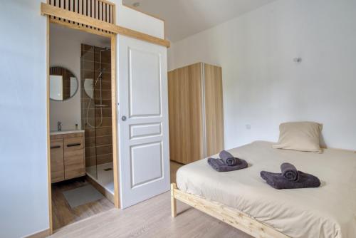 a bedroom with a bed with two towels on it at Studio 2p rénové - Centre 5min- Stationnement in Angoulême