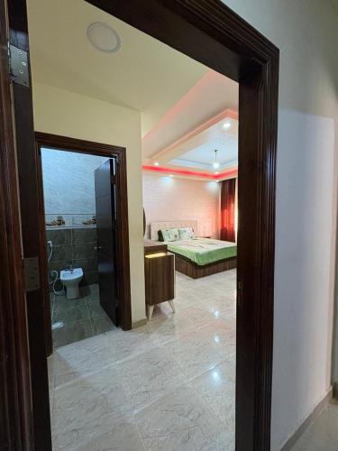 a room with a bathroom with a bed and a shower at الوليد للشقق المفروشة in Amman