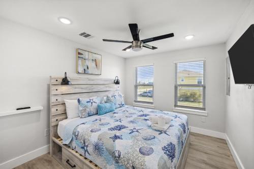 a bedroom with a bed and a ceiling fan at Chulavista Cozy Close to beach in Galveston