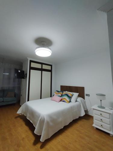 Estudio vista al mar,ideal para dos personas,piscinas ,completamente equipado , rodeado de restaurante y comercios ,estación Renfe