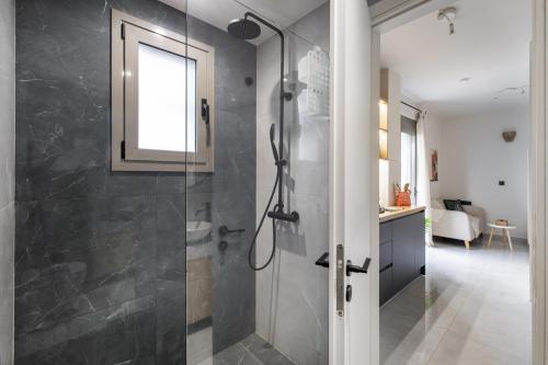 Oraya Chic Studio with Balcony in Athens