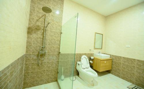 a bathroom with a shower and a toilet and a sink at villa Tip in Ban Na An