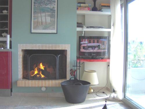 スーニオにあるSunset at Cape Sounioのリビングルーム(暖炉、テレビ付)