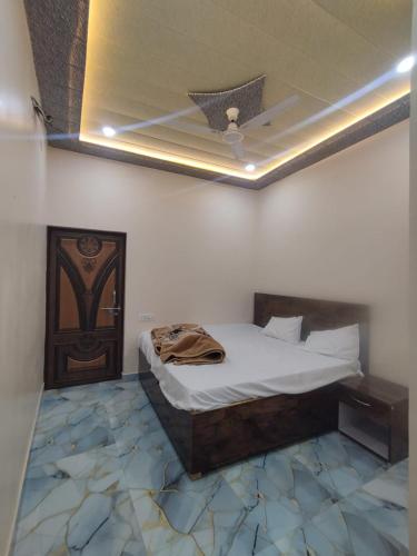 a bedroom with a bed in a room with a ceiling at Nishad Raj bhawan in Vrindāvan