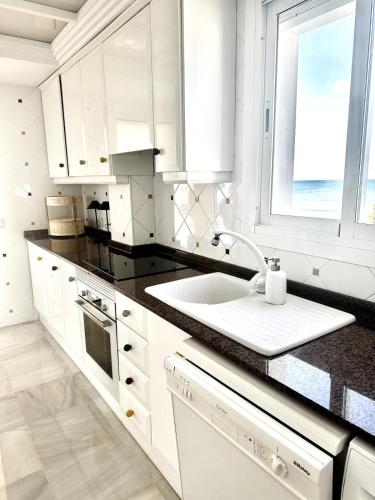 Luxury beachfront - 4 double rooms 3 bathrooms