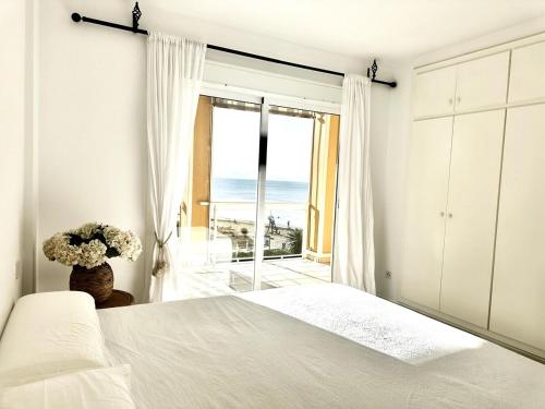 Luxury beachfront - 4 double rooms 3 bathrooms