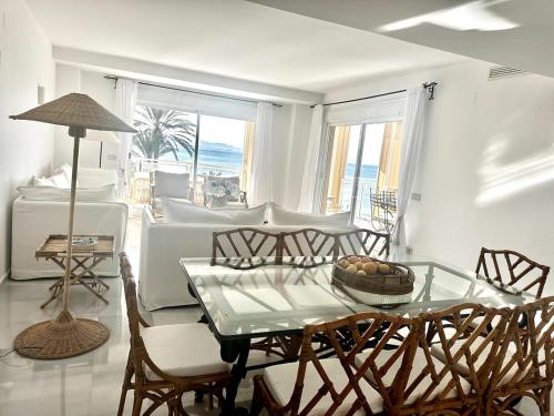 Luxury beachfront - 4 double rooms 3 bathrooms