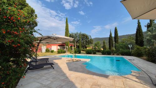Piscina a La Lézardière o a prop