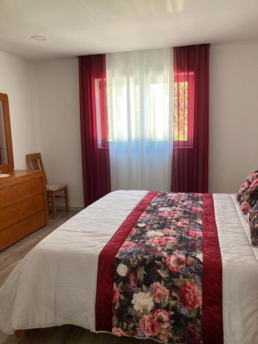 a bedroom with a bed with a quilt on it at Casa Alex in Arão