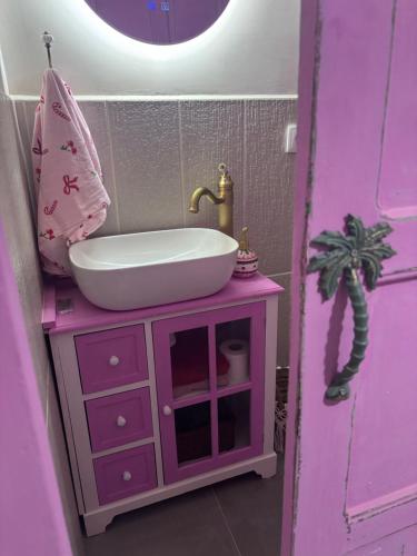 a pink toy bathroom with a sink and a sink at Henko-Alloza in Alloza