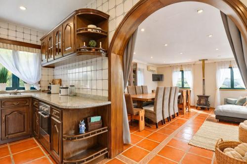 an open kitchen and living room with a dining room at Quinta do Regato Douro in Penafiel